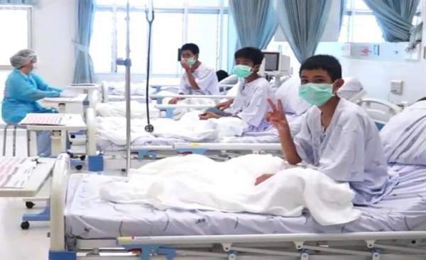 arios de los niños rescatados de la cueva Tham Luang son atendidos en el hospital, en la provincia de Chiang Rai (Tailandia).