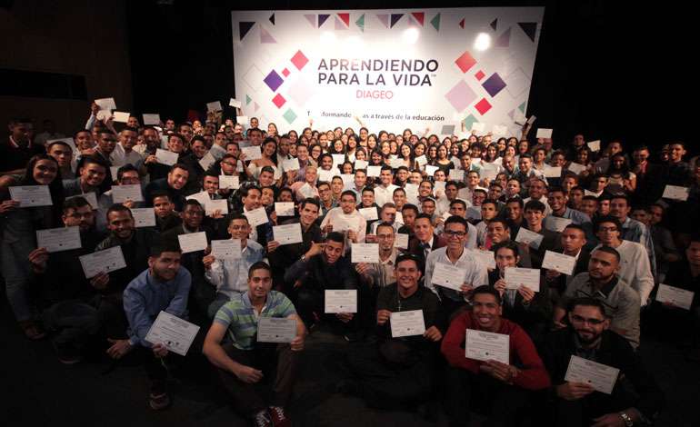 DIAGEO gradúa 484 nuevo jóvenes en "Aprendiendo para la Vida"