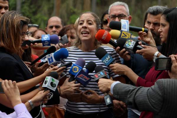 Rafaela Requesens (c), hermana del diputado Juan Requesens, habla con la prensa frente a la sede del Servicio Bolivariano de Inteligencia (Sebin) donde se encuentra recluido su hermano hoy, jueves 30 de agosto de 2018, en Caracas (Venezuela). La defensa del diputado opositor detenido Juan Requesens aseguró hoy que "está en marcha" una condena "sin juicio" y denunció que los abogados no han tenido acceso a las actas del proceso y que al legislador no se le ha sido permitido la visita de sus defensores ni de sus familiares. EFE/Cristian Hernández