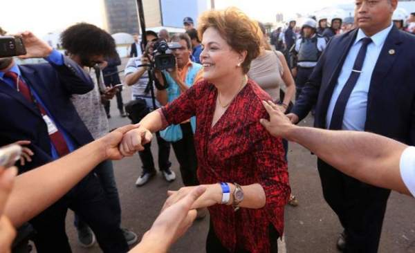 La expresidenta de Brasil, Dilma Rousseff, camina junto a integrantes del Movimiento Sin Tierras (MST) hacia el Tribunal Superior Electoral (TSE) el miércoles 15 de agosto de 2018, para registrar la candidatura del expresidente Luiz Inácio Lula da Silva a la presidencia de Brasil en las próximas elecciones en octubre de 2018, en Brasilia/ Foto: EFE