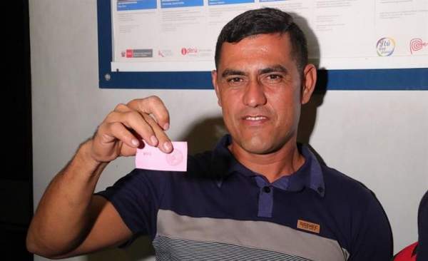 El inmigrante venezolano José Soto recibe el último ticket de atención en la frontera con Ecuador, convirtiéndose en el último venezolano en ingresar sin pasaporte a Perú hoy, viernes 24 de agosto de 2018, en Tumbes (Perú)/ Foto: EFE