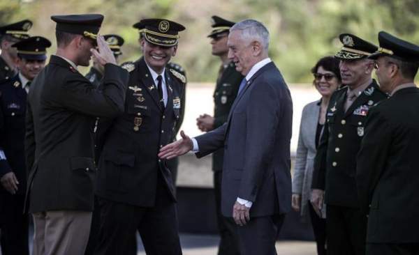 El secretario de Defensa de Estados Unidos, James Mattis, saluda a militares brasileños durante su visita el Monumento Nacional de los Muertos de la Segunda Guerra Mundial, en la ciudad de Río de Janeiro/ Foto: EFE