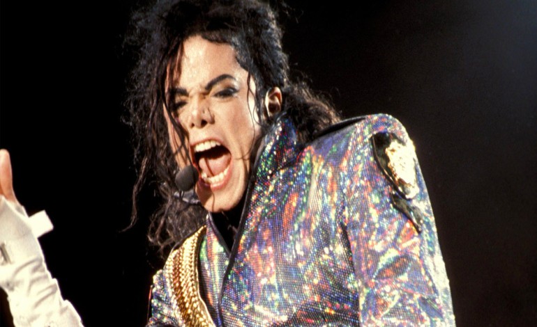 Photo of Subastarán calcetines que uso Michael Jackson en su primer “paseo lunar”