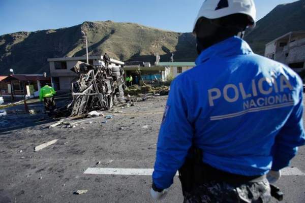 Cuerpos de emergencia trabajan en el lugar del accidente de un autobús de pasajeros hoy, 14 de agosto de 2018, en la carretera andina que une Quito con la zona de Papallacta en Palugo (Ecuador)/ Foto: EFE
