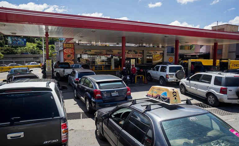 Photo of Vuelven largas colas para surtir gasolina en Venezuela
