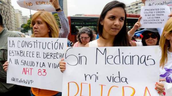 Pacientes protestan con pancartas exigiendo medicinas
