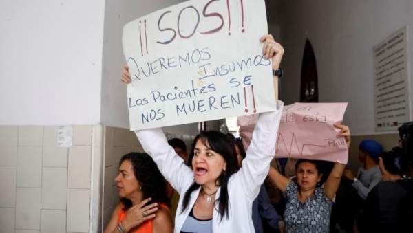 Médicos protestan con pancarta: SOS queremos insumos. Los pacientes se nos mueren