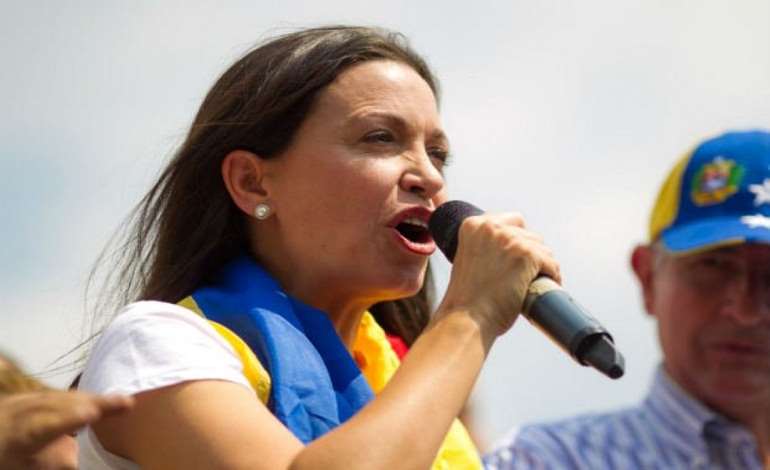 María Corina Machado, micrófono en mano se dirije a manifestantes