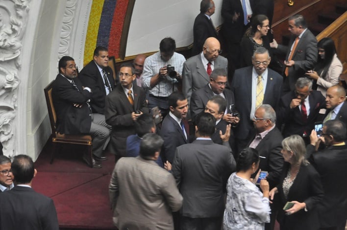 Photo of AN asediada: Denuncian posible toma del Parlamento por órdenes de Maduro