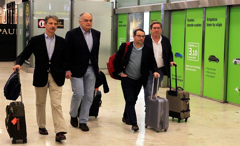 Eurodiputados expulsados de Venezuela dirigiéndose al avión en el Aeropuerto de Maiquetía - Venezuela