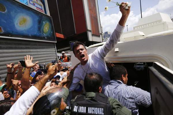 Leopoldo López se entrega a la Guaria Nacional Bolivariana durante una manifestación en su de apoyo en 2014