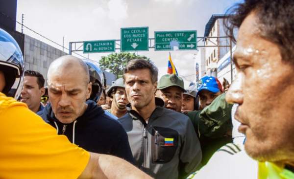 Militares y manifestantes caminan junto a Leopoldo López en el distribuidor Altamira el 30 de abril 