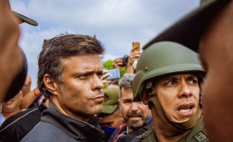 Leopoldo López junto a militares y rodeado de manifestantes en las protestas del 30 de abril de 2019
