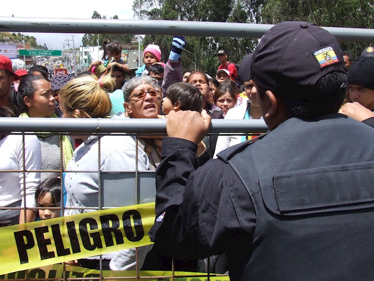 Migrantes venezolanos protestaron en el puente Rumichaca, este lunes 26 de agosto de 2019 en la frontera entre Ecuador y Colombia / Foto: EFE