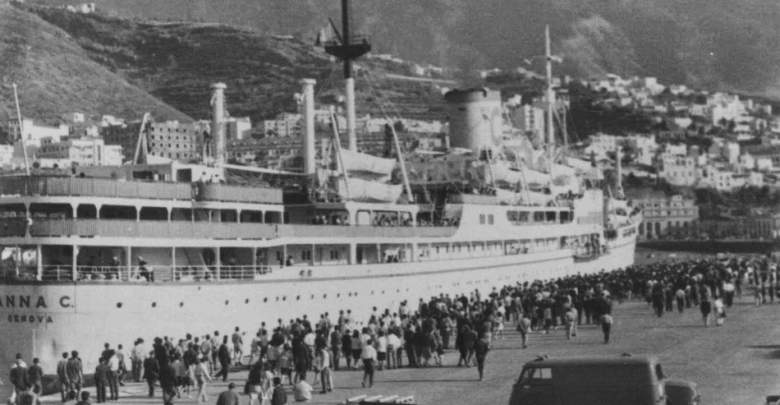 Inmigrantes italianos llegando al puerto de La Guaira