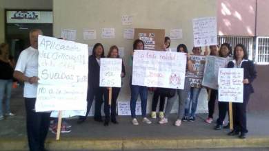 Photo of Enfermeras del HVS acatan paro de 24 horas protestando frente al hospital
