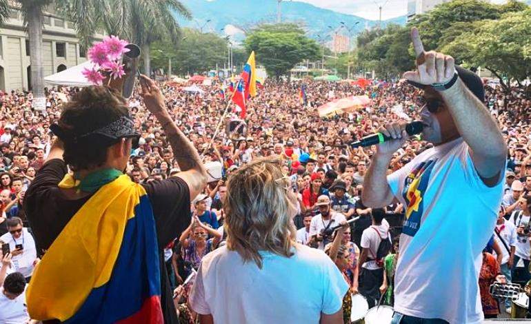 Concierto musical en Medellin mantiene viva protesta contra Duque