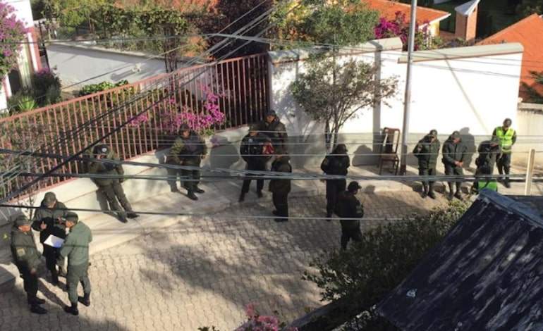 Denuncian asedio a embajada mexicana en Bolivia