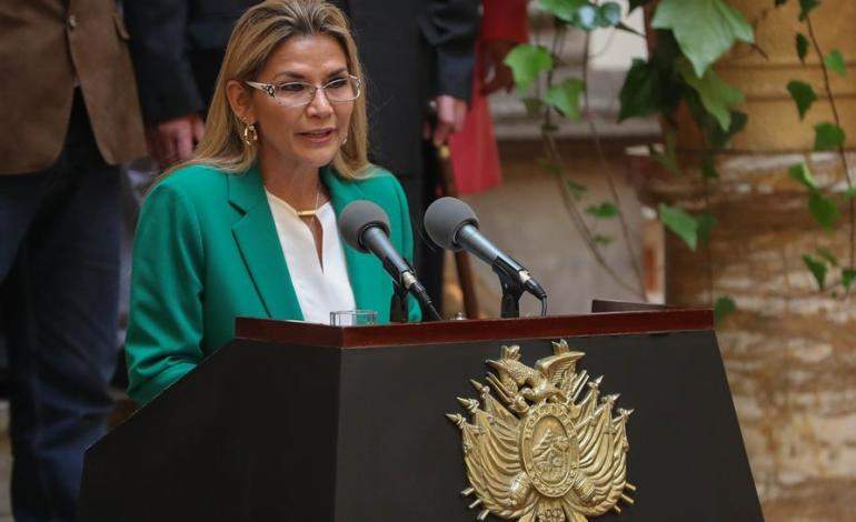 La presidenta interina de Bolivia ha recibido críticas por haber presentado su candidatura para las elecciones del 3 de mayo