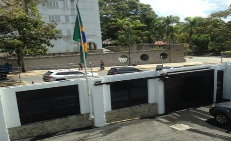 Brasil cierra embajada en Venezuela