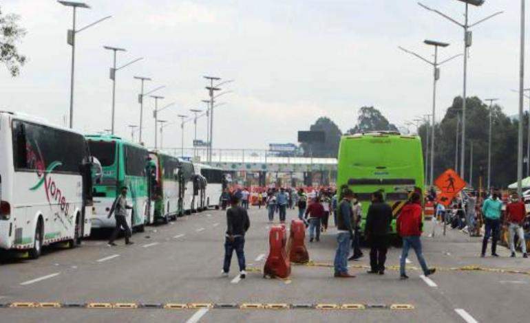 Venezolanos trancan autopista en Bogotá