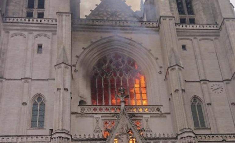 Autoridades sospechan de origen intencional en incendio de catedral de Nantes