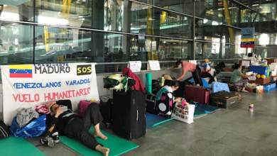 Venezolanos pernoctan en aeropuerto de Madrid a la espera de vuelo de regreso al país
