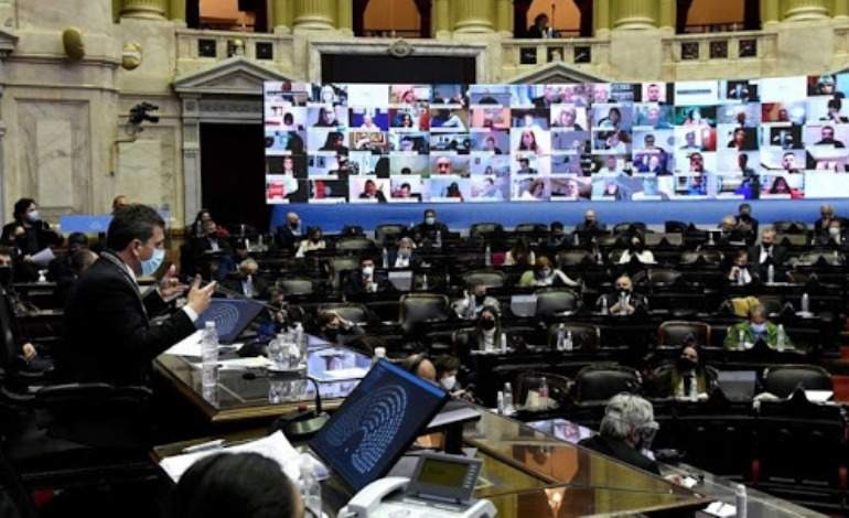 Disputa entre oficialismo y oposición en el Parlamento