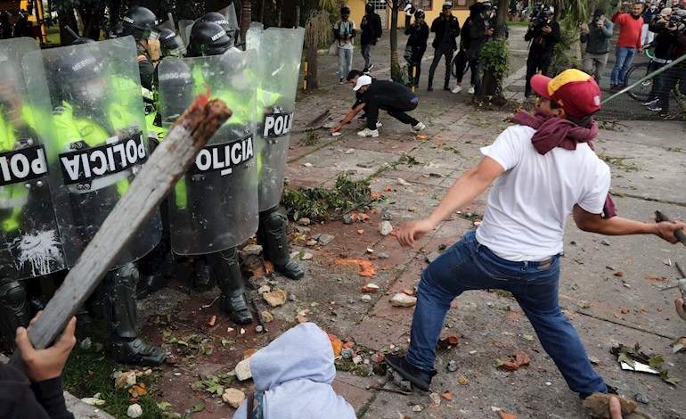 Jornada de violencia en Colombia tras muerte de un hombre por exceso policial