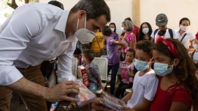 Photo of Juan Guaidó y Fabiana Rosales entregaron juguetes a niños de Vargas