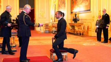 Photo of Lewis Hamilton recibió el título de caballero en el Castillo de Windsor